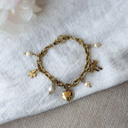 Handgefertigtes Amelie Bettelarmband aus vergoldetem Edelstahl mit Herz-, Schleifen- und Kleeblatt-Charms