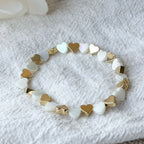 Amora Armband aus weißen Muschel-Herzperlen und 18k vergoldeten Herzperlen aus Messing