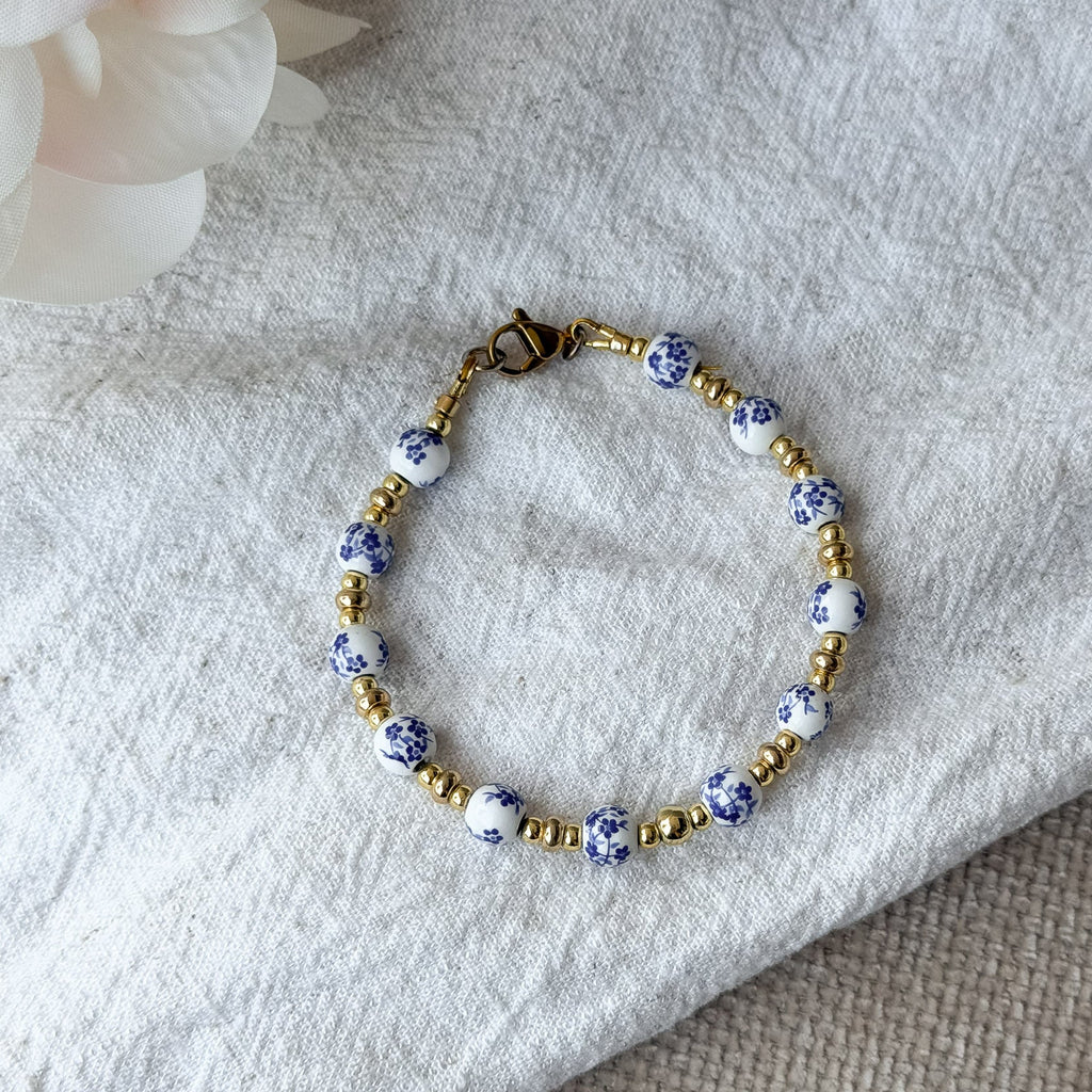 Handgefertigtes Marisol Armband mit mediterran inspirierten Porzellanperlen und Karabinerverschluss