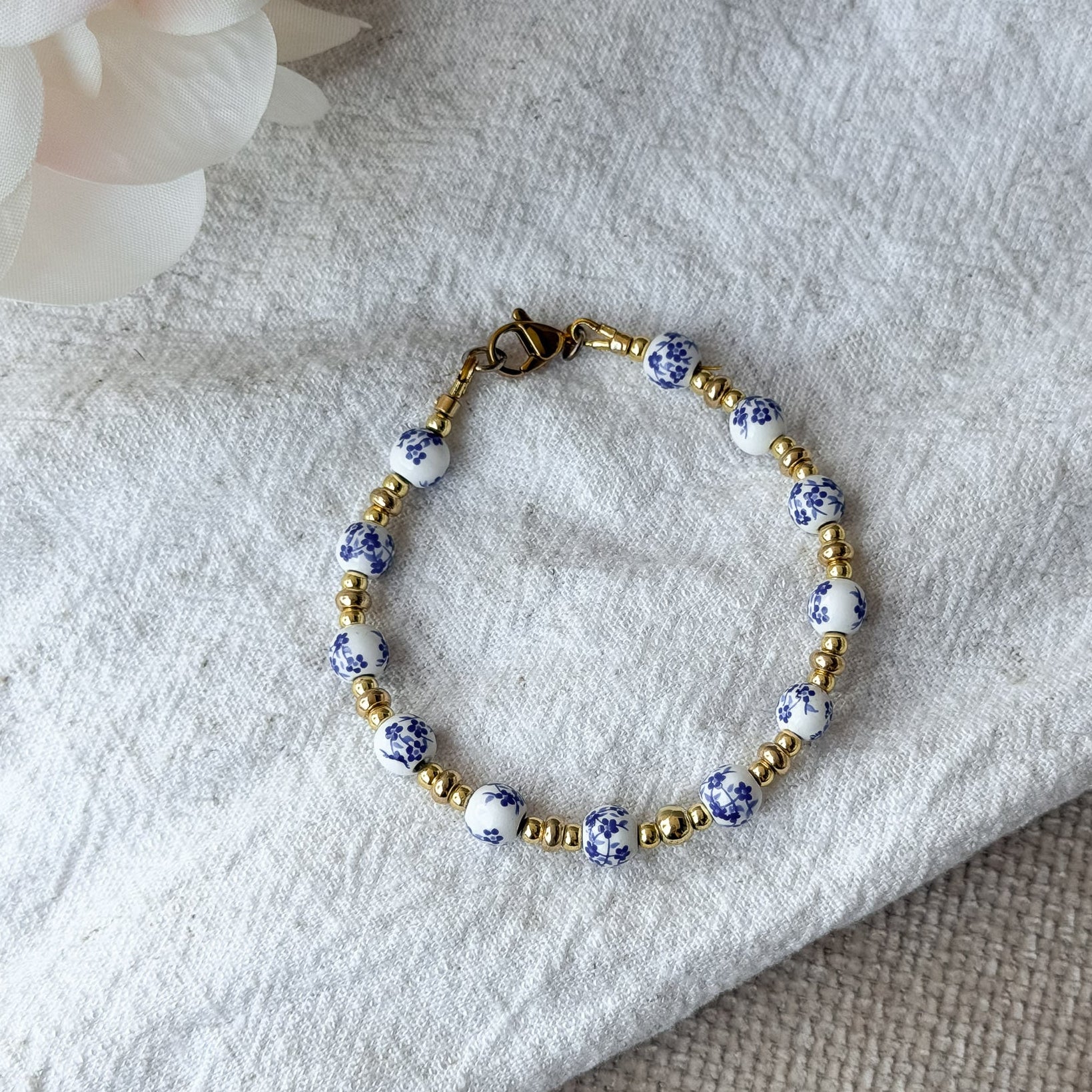 Handgefertigtes Marisol Armband mit mediterran inspirierten Porzellanperlen und Karabinerverschluss