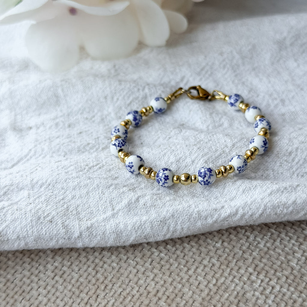 Marisol Armband aus blau-weißen Porzellanperlen und goldbeschichteten Zwischenperlen