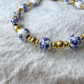 Detailaufnahme der blau-weißen Porzellanperlen und goldbeschichteten Perlen des Marisol Armbands