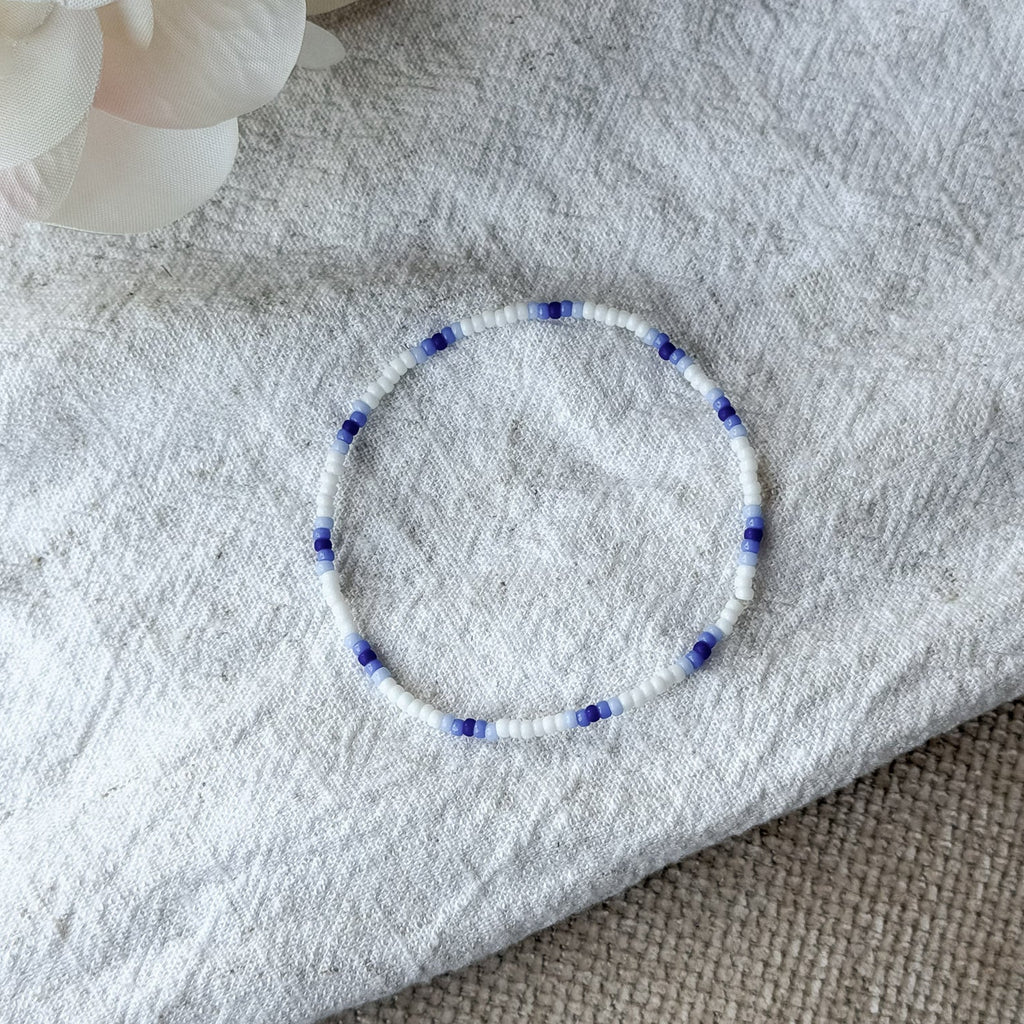 Filigranes Miyuki-Armband in Weiß und Blau für einen minimalistischen Layering-Look
