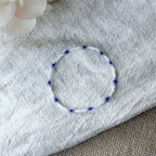 Filigranes Miyuki-Armband in Weiß und Blau für einen minimalistischen Layering-Look