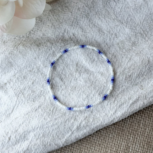 Filigranes Miyuki-Armband in Weiß und Blau für einen minimalistischen Layering-Look