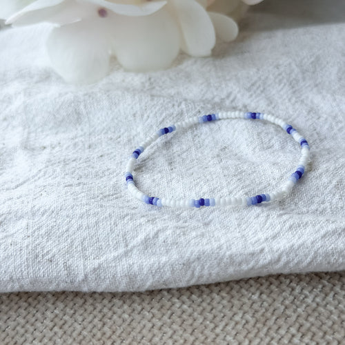 Handgefertigtes Lina Armband aus feinen Miyuki-Perlen in Weiß und Blautönen