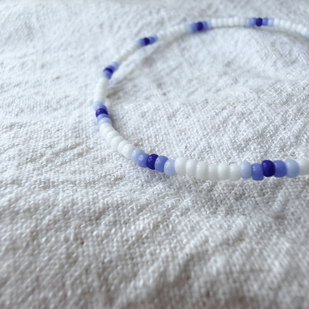 Detailaufnahme des Lina Armbands aus weißen und blauen Miyuki-Perlen