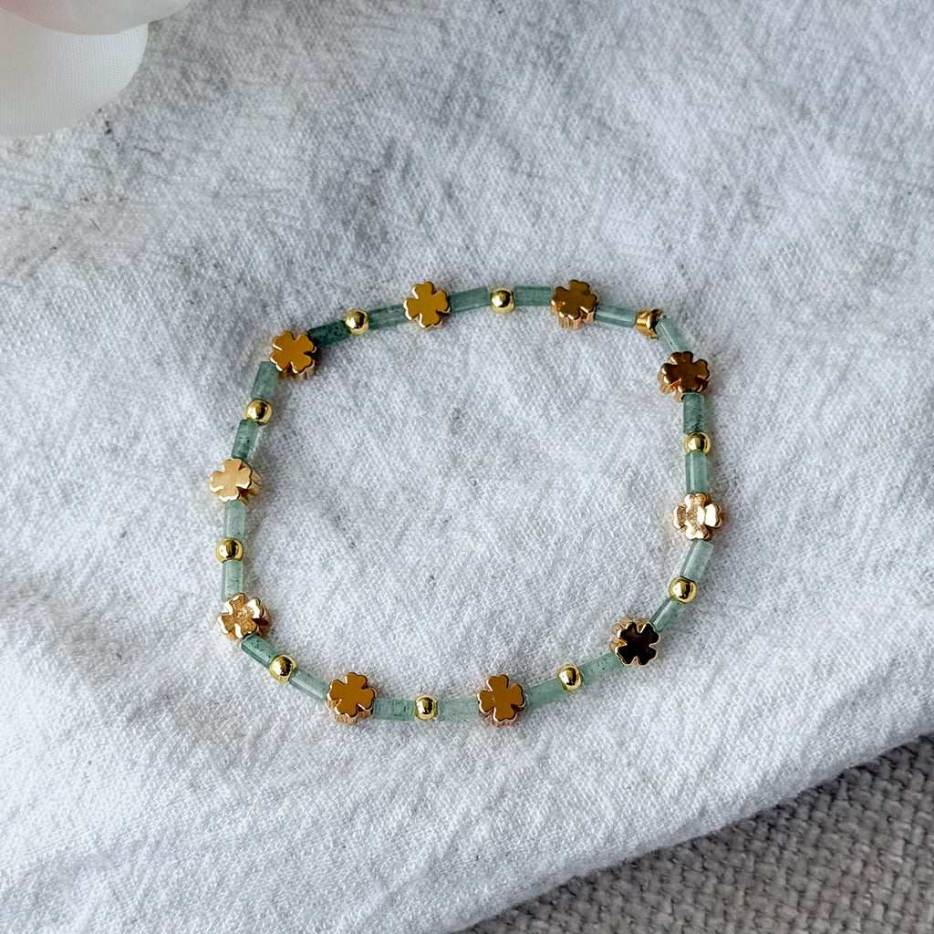 Handgefertigtes Felicia Armband mit Aventurin und 18k vergoldeten Kleeblatt-Elementen