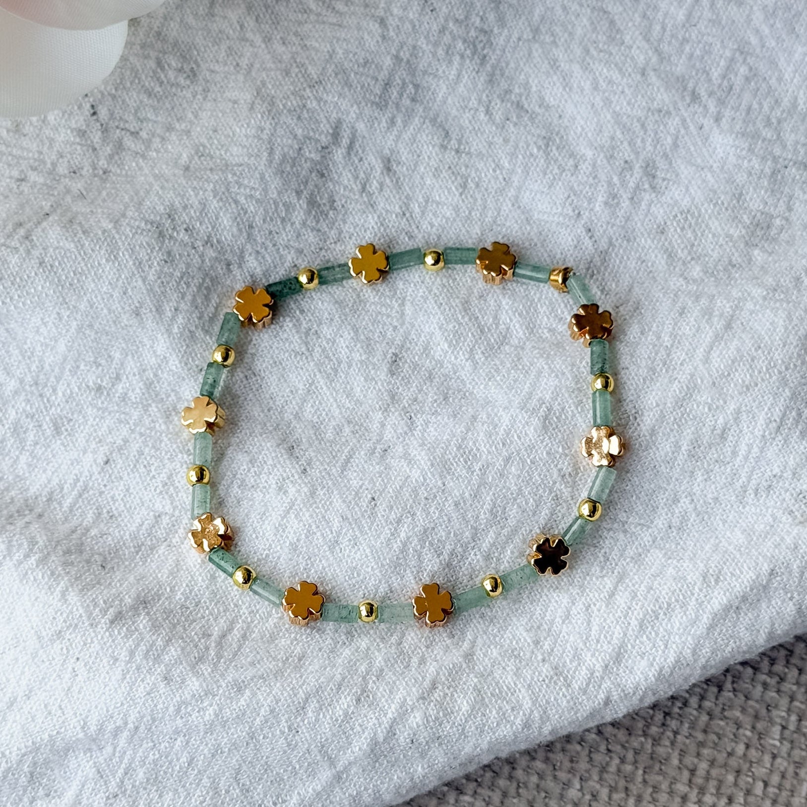 Handgefertigtes Felicia Armband mit Aventurin und 18k vergoldeten Kleeblatt-Elementen