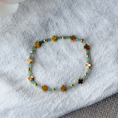 Handgefertigtes Felicia Armband mit Aventurin und 18k vergoldeten Kleeblatt-Elementen
