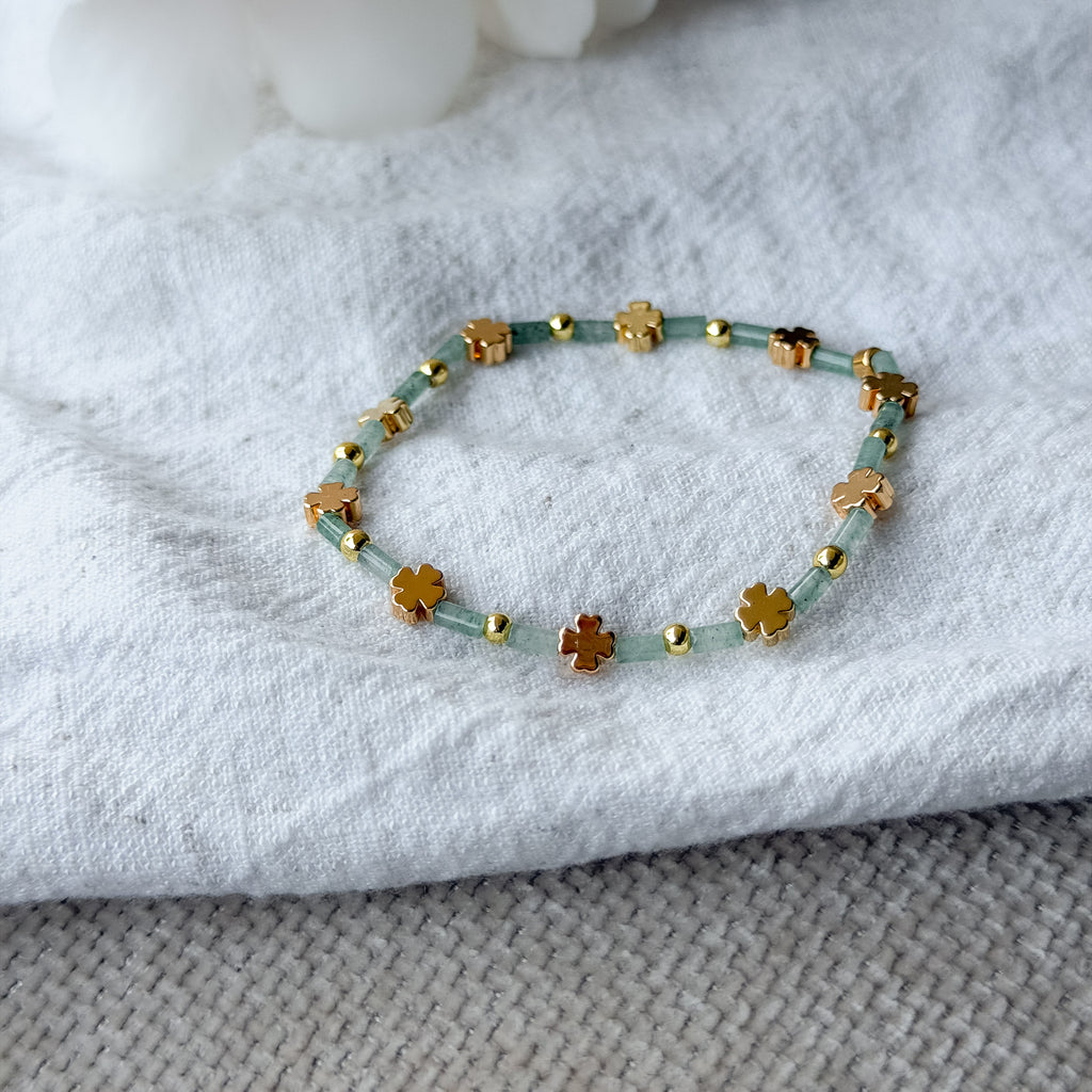 Elegantes Edelsteinarmband aus Aventurin mit goldenen Kleeblatt-Perlen als Glückssymbol