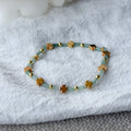 Elegantes Edelsteinarmband aus Aventurin mit goldenen Kleeblatt-Perlen als Glückssymbol