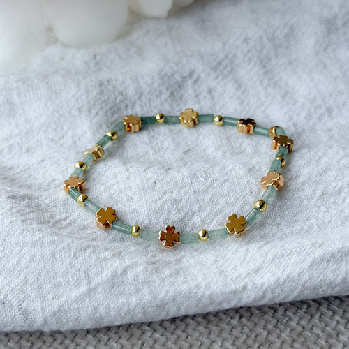 Elegantes Edelsteinarmband aus Aventurin mit goldenen Kleeblatt-Perlen als Glückssymbol