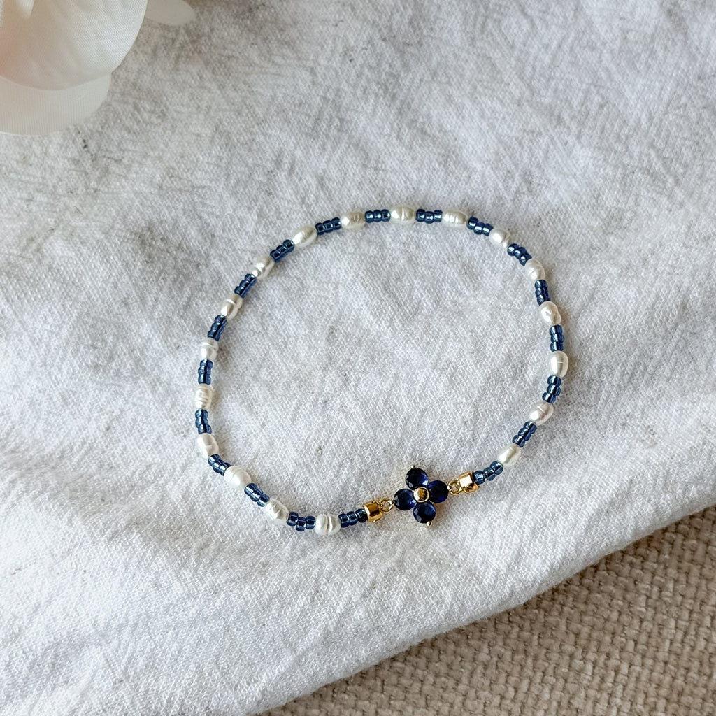 Handgefertigtes Florentine Armband aus Miyuki-Perlen und Süßwasserperlen mit dunkelblauem Blumenverbinder
