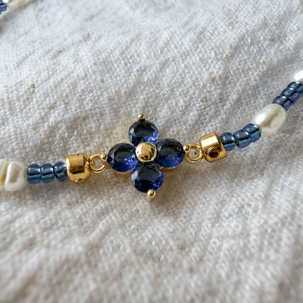 Detailaufnahme des Florentine Armbands mit dunkelblauer Zirkonia-Blüte sowie Miyuki- und Süßwasserperlen