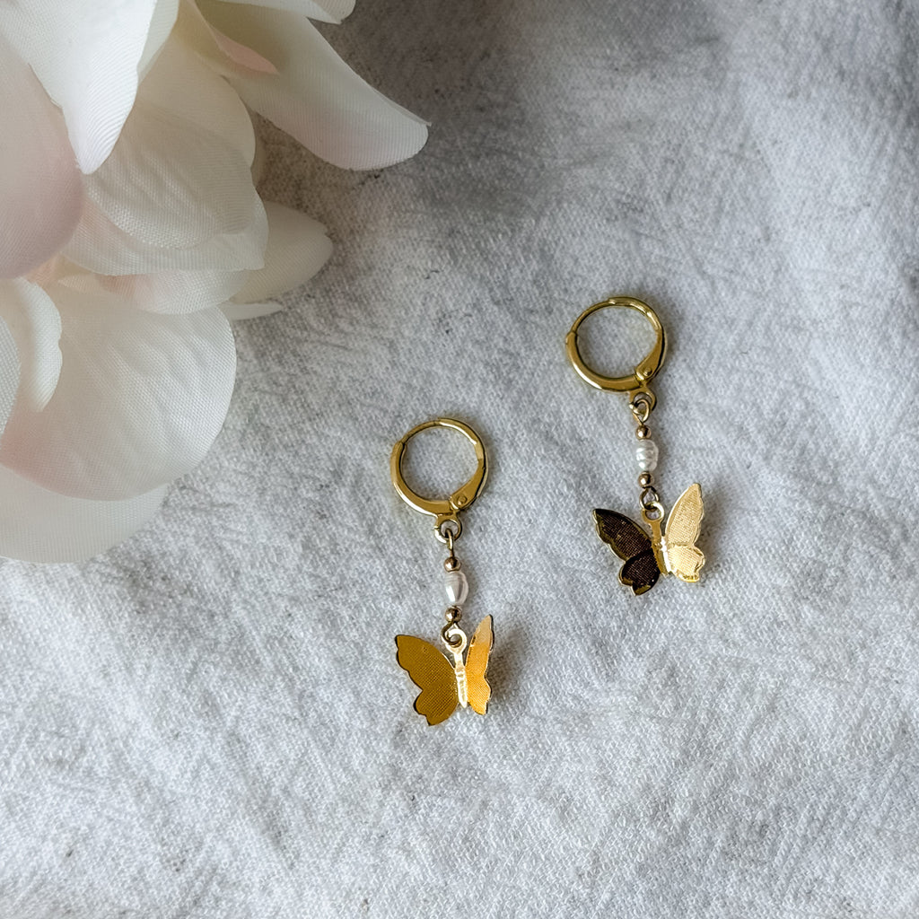 Paar handgefertigte Elodie Ohrringe mit beweglichen goldfarbenen Schmetterlingsanhängern und Perlendetails
