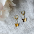 Paar handgefertigte Elodie Ohrringe mit beweglichen goldfarbenen Schmetterlingsanhängern und Perlendetails