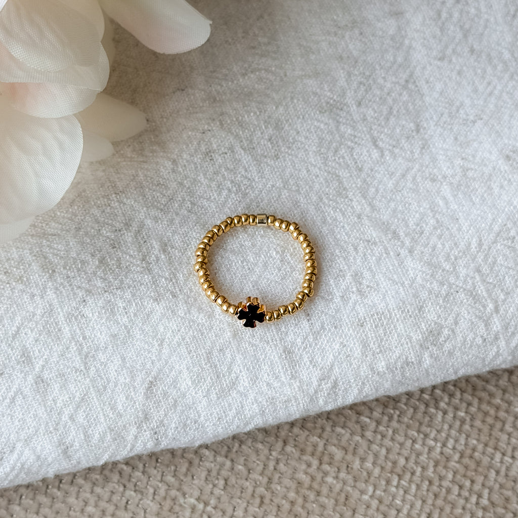 Goldfarbener Miyuki-Perlenring mit kleeblattförmiger Messingperle