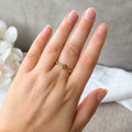 Elastischer Felicia Aventurin-Ring mit vergoldeten Kleeblatt-Perlen an einer Hand getragen