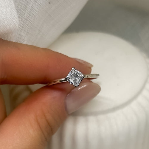 935er Silberring mit quadratischem Zirkonia