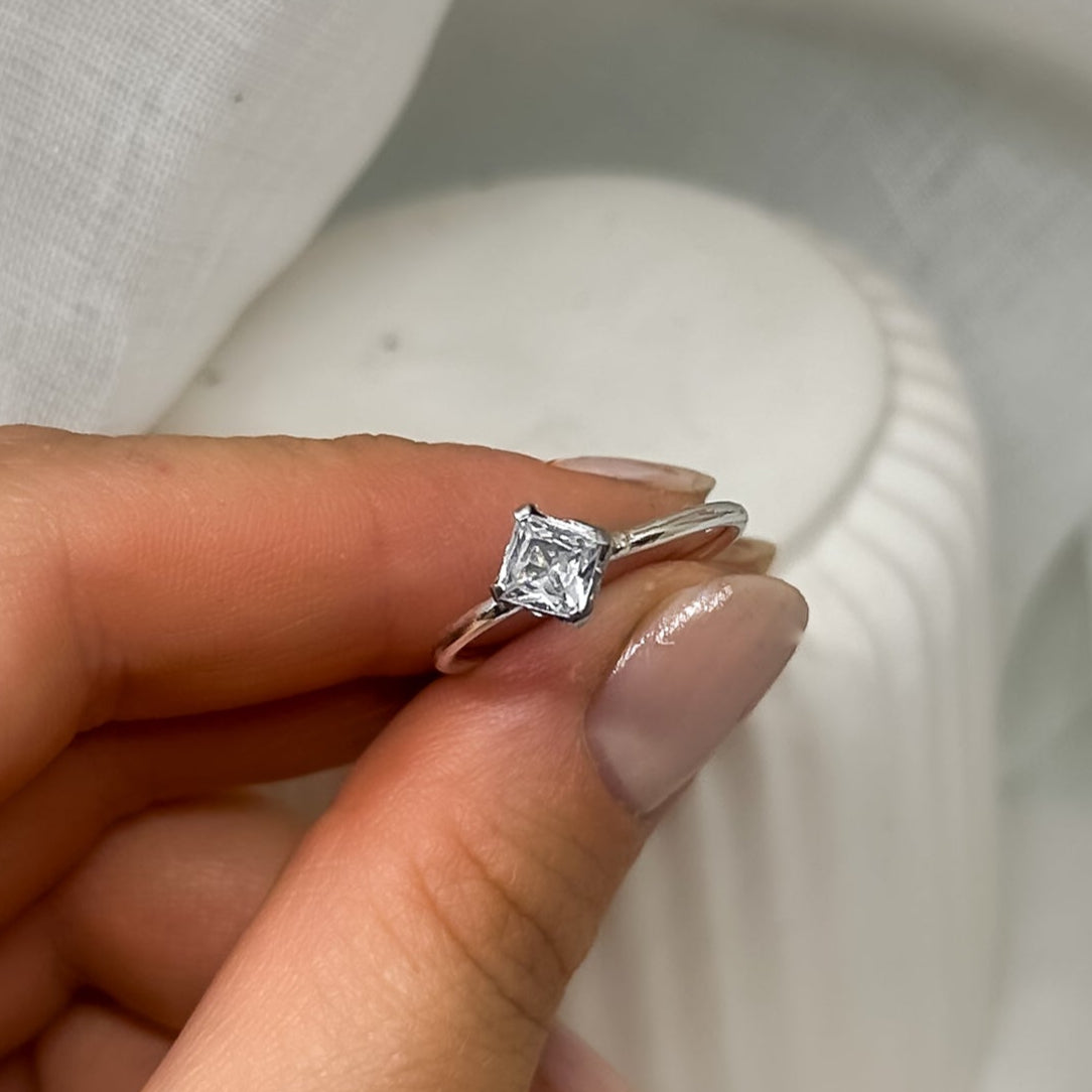 935er Silberring mit quadratischem Zirkonia