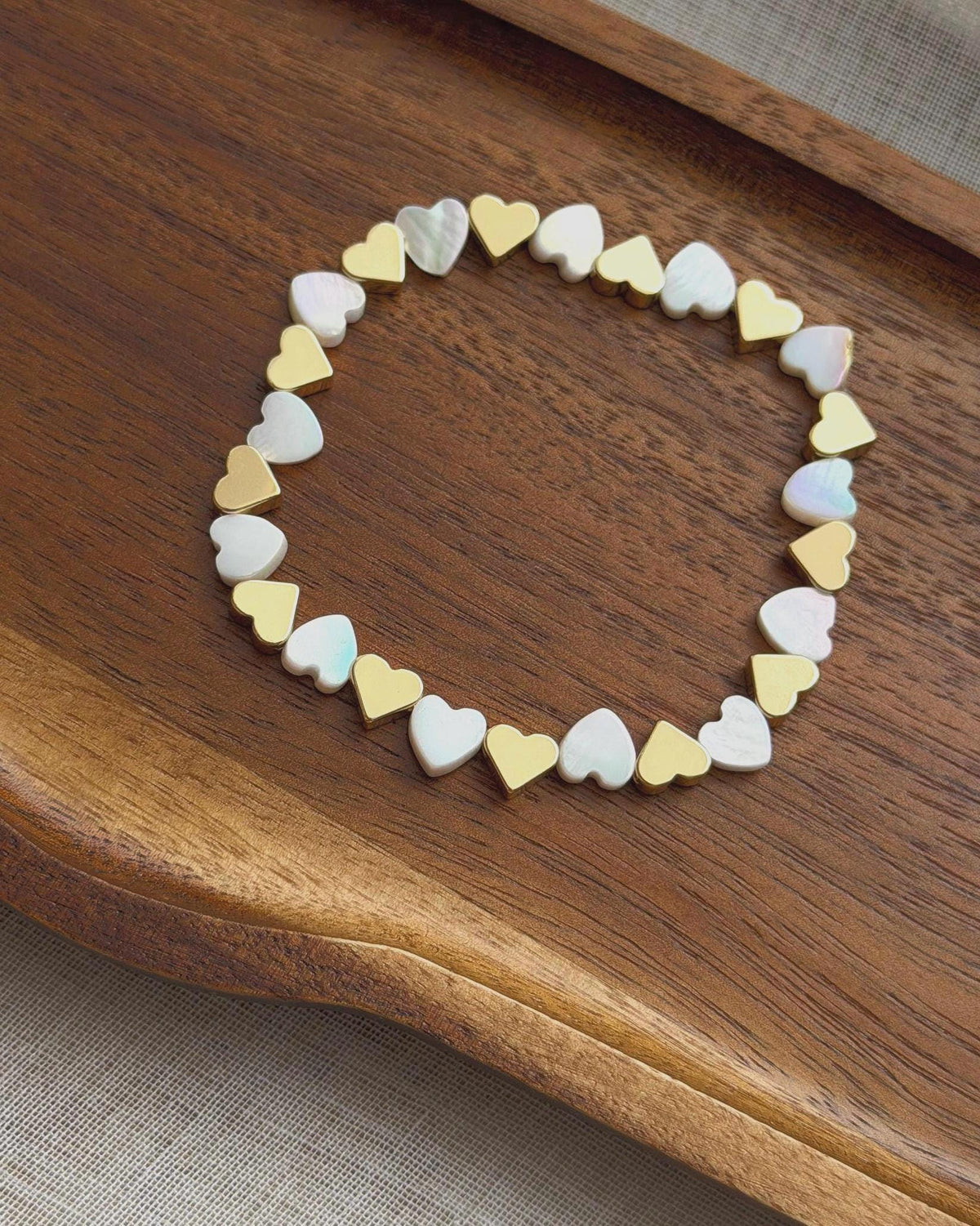 Herz Armband Gold Weiß | Muschelperlen Armband | Elastisches Perlenarmband | Vergoldeter Schmuck | Damenarmband