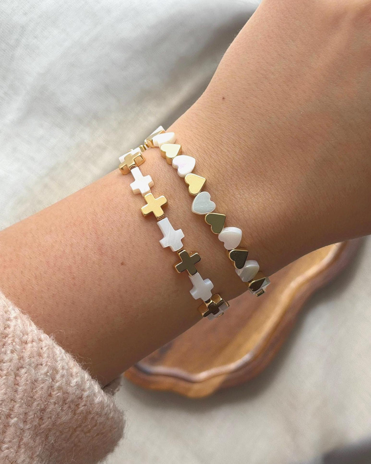 Armband Set Gold Weiß | Herz & Kreuz Armband | Perlenarmband Stack | Vergoldeter Schmuck | Damen Armband Set