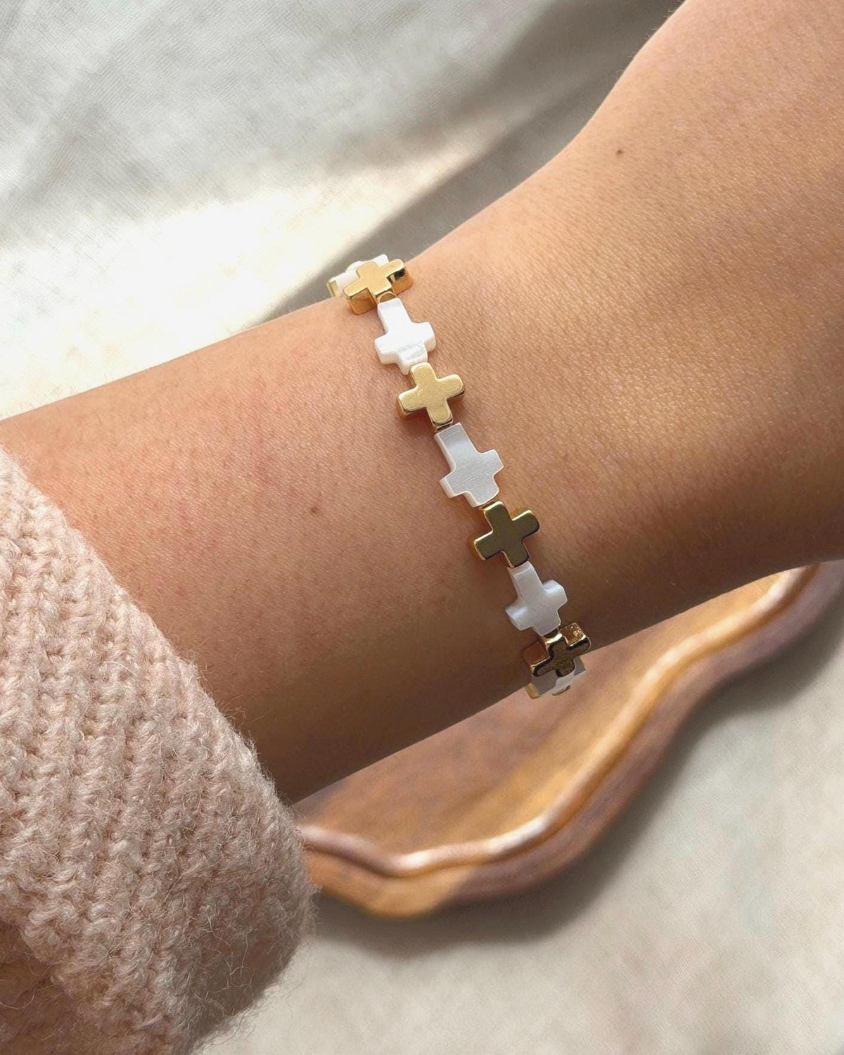 Armband Set Gold Weiß | Herz & Kreuz Armband | Perlenarmband Stack | Vergoldeter Schmuck | Damen Armband Set