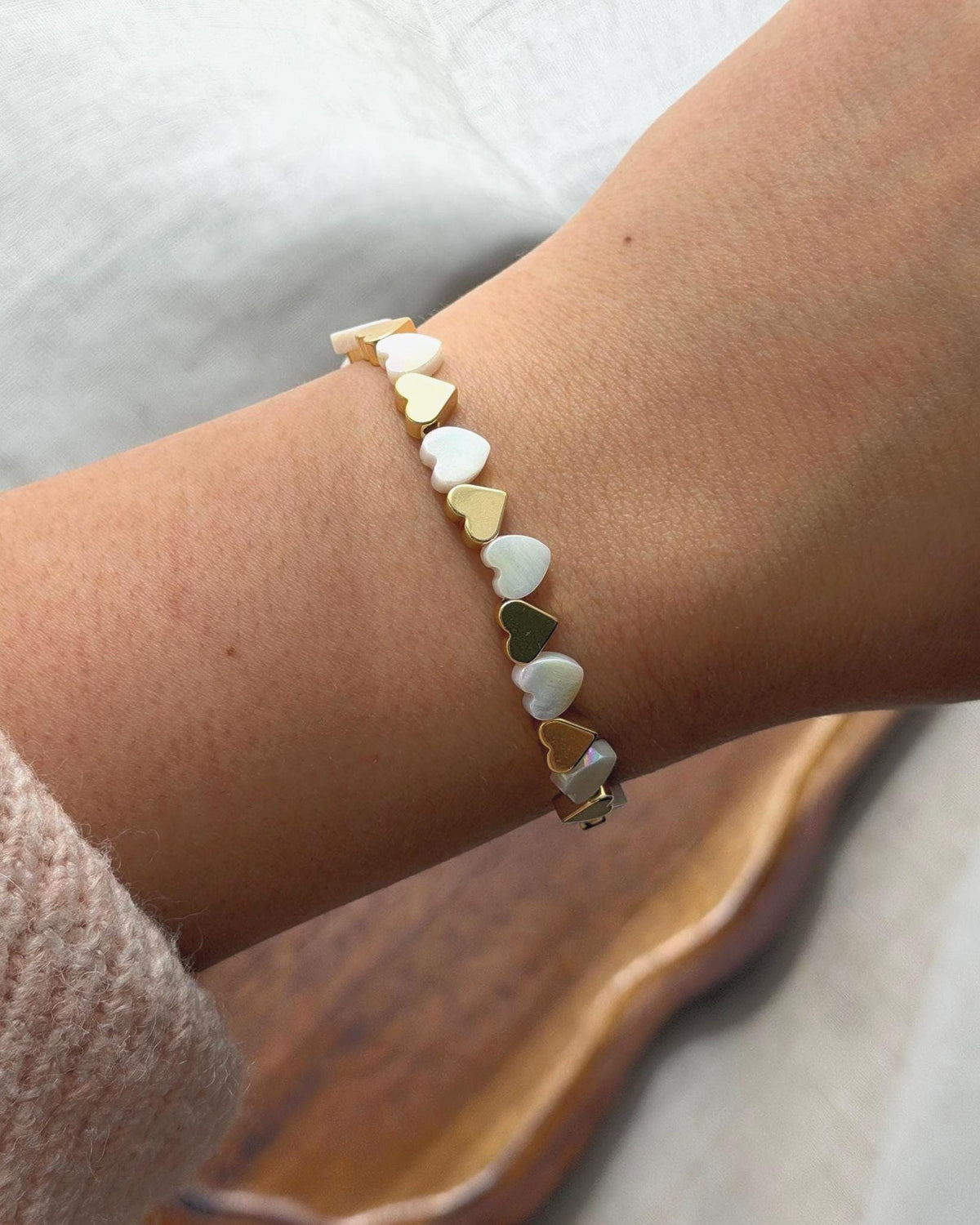 Armband Set Gold Weiß | Herz & Kreuz Armband | Perlenarmband Stack | Vergoldeter Schmuck | Damen Armband Set