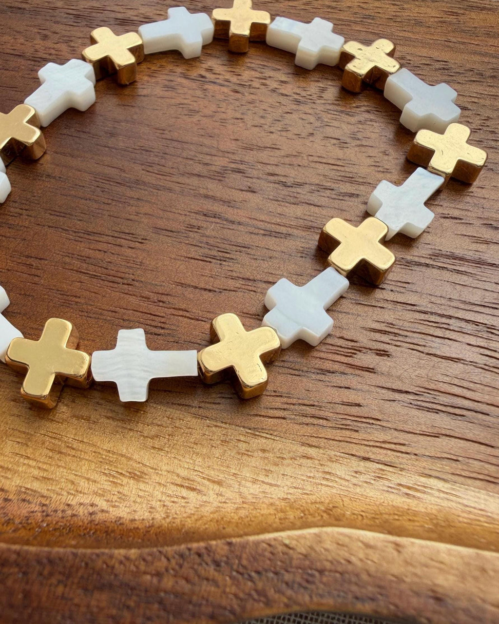 Armband Set Gold Weiß | Herz & Kreuz Armband | Perlenarmband Stack | Vergoldeter Schmuck | Damen Armband Set
