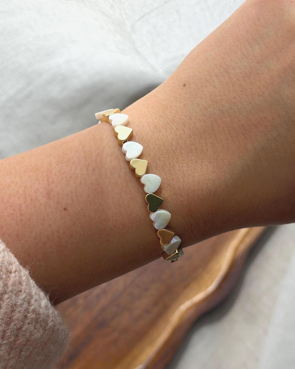 Herz Armband Gold Weiß | Muschelperlen Armband | Elastisches Perlenarmband | Vergoldeter Schmuck | Damenarmband