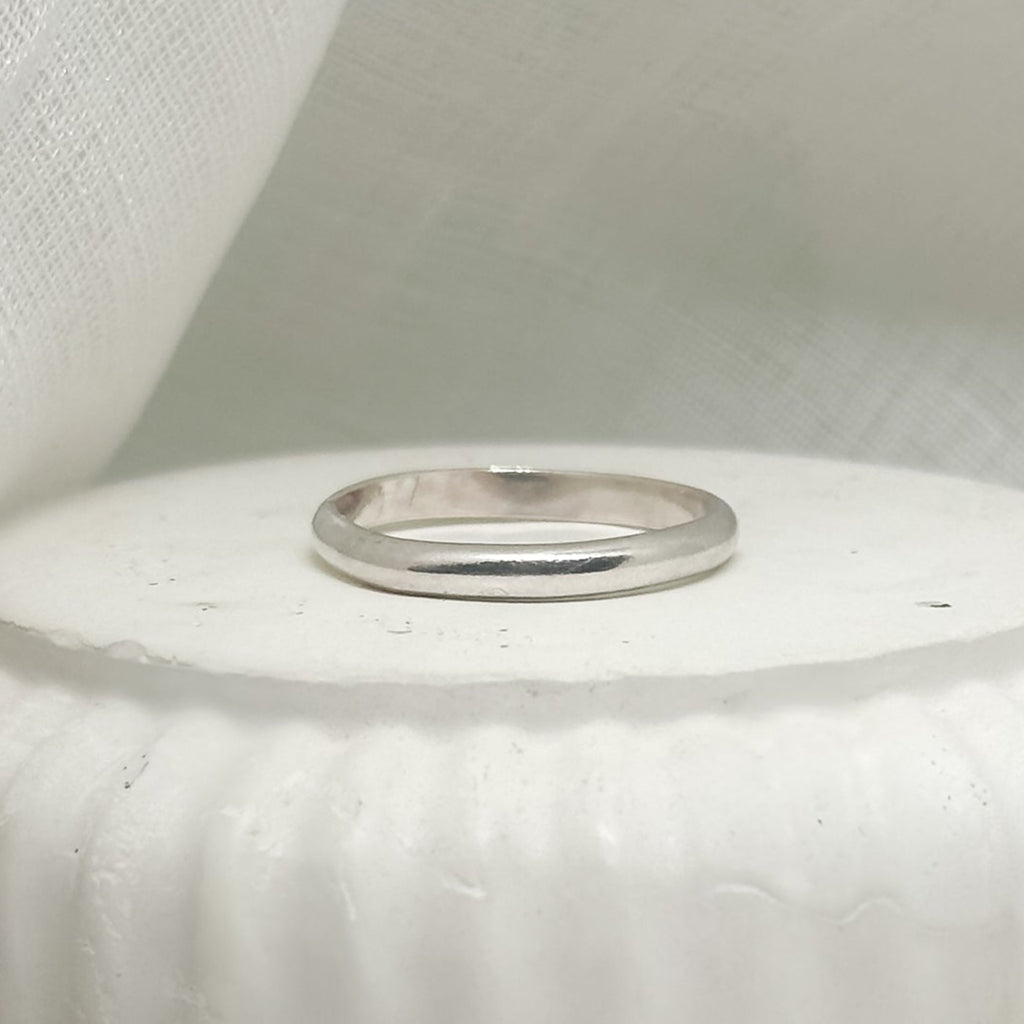Schlichter Silberring auf weißem Stoff-Set – edler Schmuck